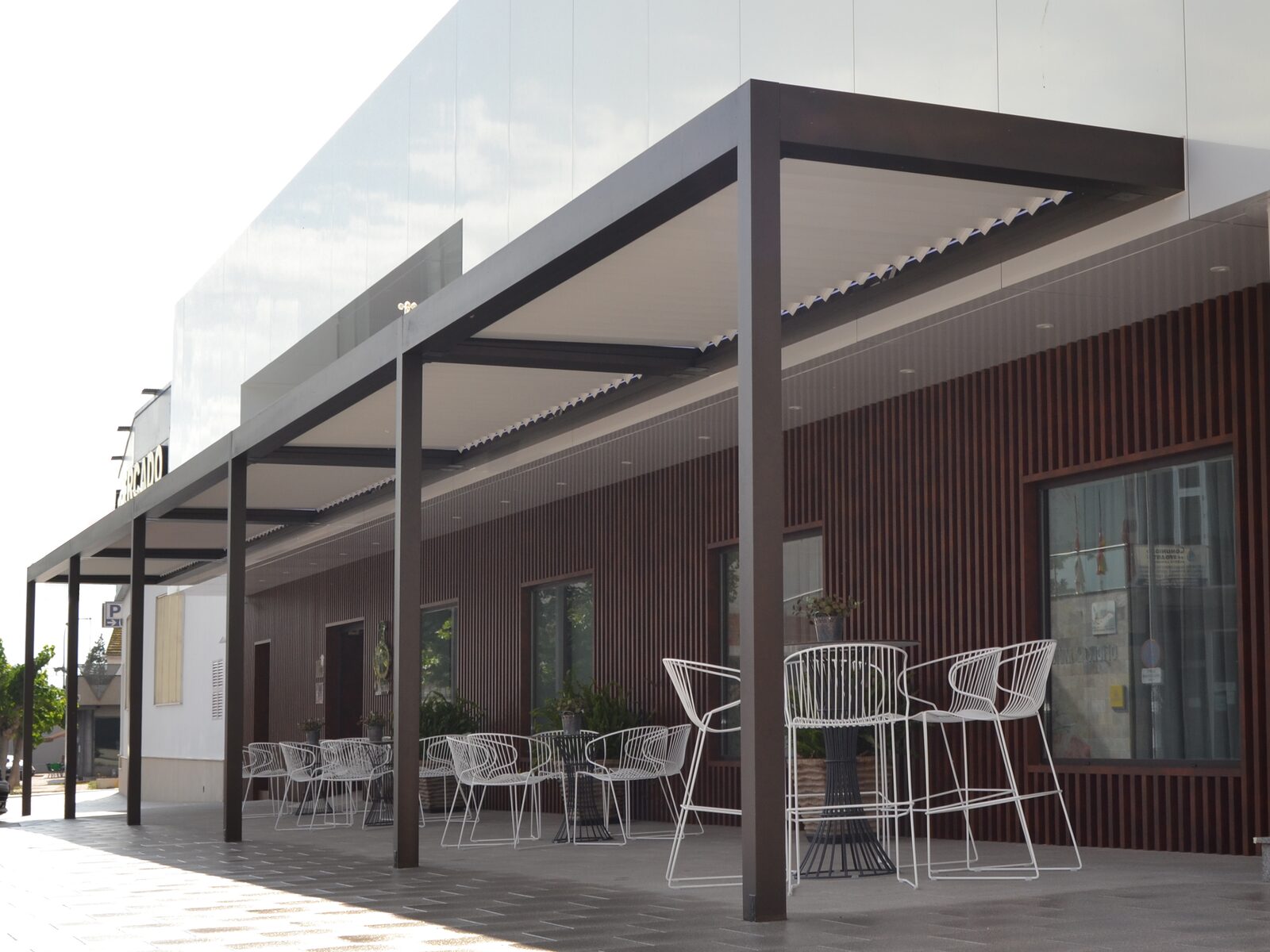 Pérgola bioclimática en un local comercial, vista desde la acera