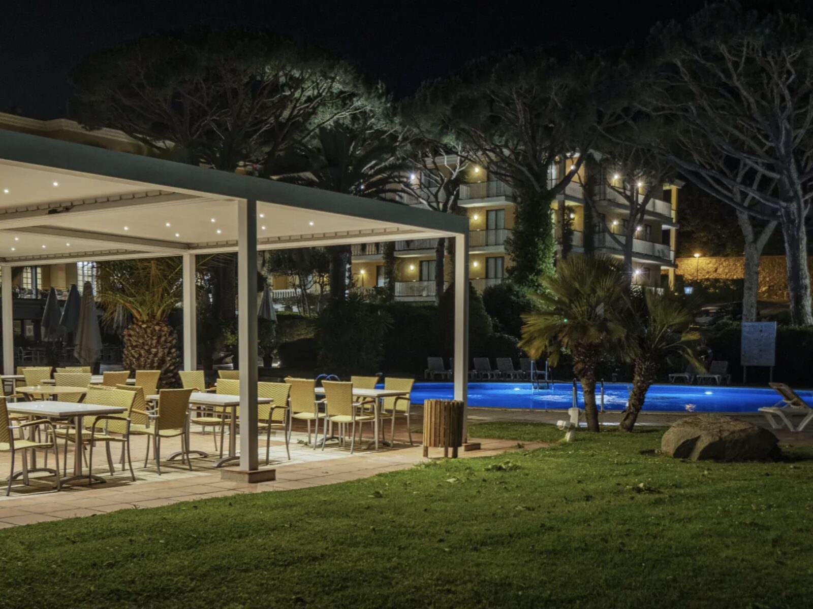 Pérgola bioclimática junto a la piscina de un hotel