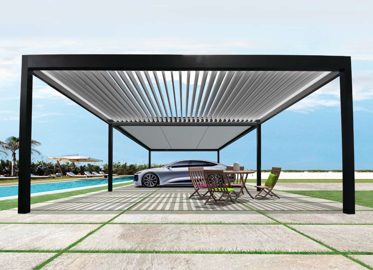 Pérgola bioclimática gris antracita con las lamas abiertas junto a una piscina